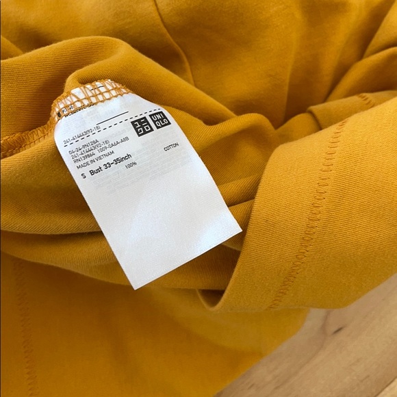 Uniqlo mustard yellow cotton t-shirt - Picture 3 of 4